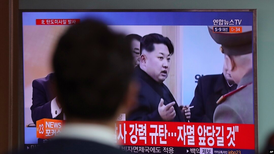 在韩国首尔一个火车站的电视上播放朝鲜领导人金正恩讲话的画面（2017年4月5日）