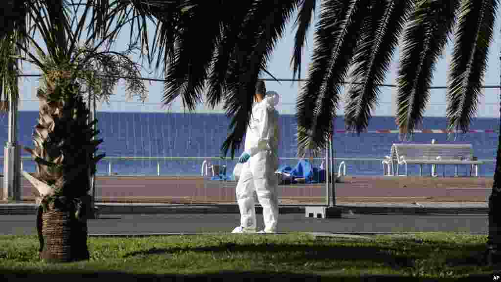 Cuerpos de las víctimas aún cubiertos a orillas del mar Mediterráneo en Niza.