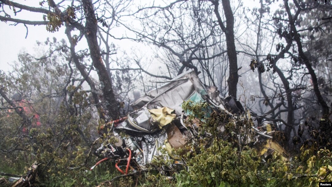 FILE - Pemandangan puing-puing helikopter Presiden Iran Ebrahim Raisi di lokasi kecelakaan di sebuah gunung di daerah Varzaghan, barat laut Iran, 20 Mei 2024. Stringer/WANA (Kantor Berita Asia Barat via REUTERS)