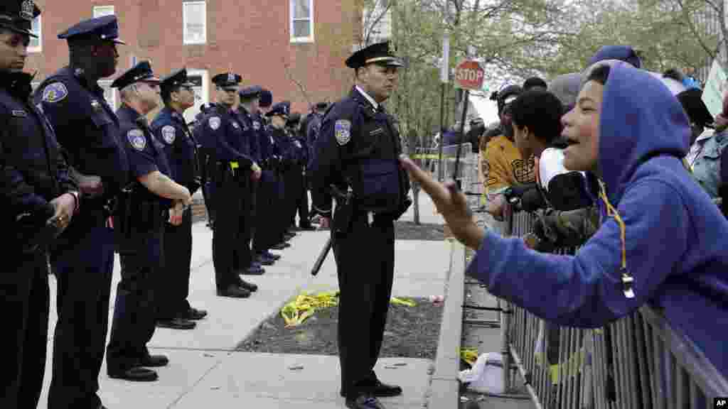 Des policiers de Baltimore débout à l’extérieur de la station de police du district ouest au cours de la manifestation contre la mort en garde à vue du jeune noir Freddie Gray, à Baltimore, le 23 avril 2015.