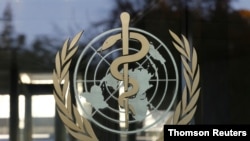 ARCHIVO - El logo de la Organización Mundial de la Salud en su sede en Ginebra, Suiza.