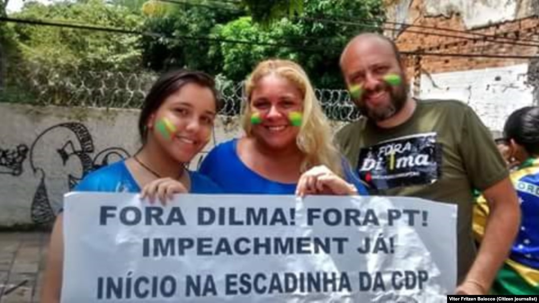 Cartazes contra a Presidente Dilma na manifestação em Belém do Pará