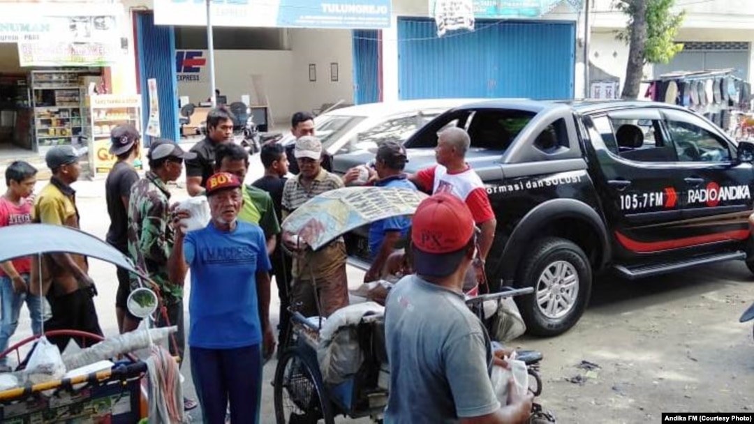 Kru Andika FM Kediri dalam program Jumat Berkah (courtesy: Andika FM)