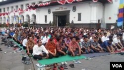 Gubernur Jawa Barat bersama Wakil Gubernur dan ratusan PNS Pemprov menggelar Shalat Istisqa atau shalat minta hujan di halaman Gedung Sate, Bandung, Jumat 14/8 (foto: VOA/Wulan).