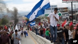 Supporters of opposition presidential candidate Salvador Nasralla march in protest for what they call electoral fraud in Tegucigalpa, Honduras, Dec. 3, 2017.