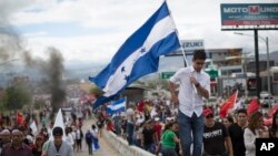 Los partidarios del candidato presidencial opositor Salvador Nasralla, marchan en protesta por lo que llaman fraude electoral en Tegucigalpa, Honduras, el 3 de diciembre de 2017.