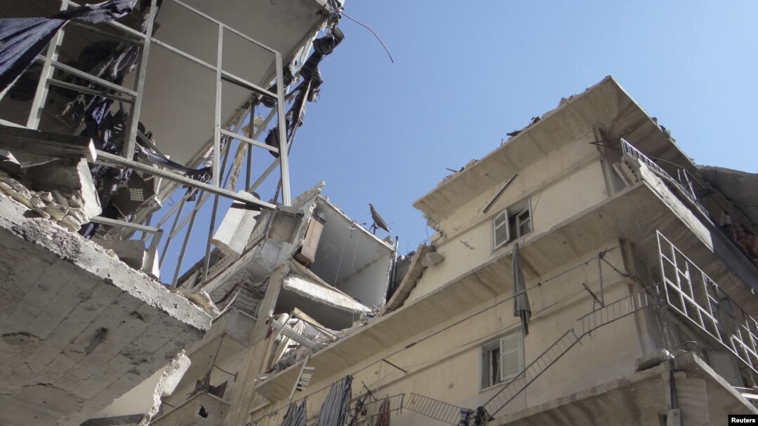 Các tòa nhà ở Aleppo bị hư hại vì đạn pháo của lực lượng của chính phủ
