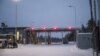 Lampu merah terlihat di stasiun penyeberangan perbatasan Raja-Jooseppi antara Findlandia dan Rusia di kota Inari, Finlandia utara (foto: dok). 