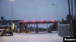 Lampu merah terlihat di stasiun penyeberangan perbatasan Raja-Jooseppi antara Findlandia dan Rusia di kota Inari, Finlandia utara (foto: dok). 