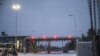 Se ven luces rojas en la estación fronteriza internacional Raja-Jooseppi en Inari, norte de Finlandia, el 29 de noviembre de 2023.