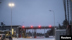 Se ven luces rojas en la estación fronteriza internacional Raja-Jooseppi en Inari, norte de Finlandia, el 29 de noviembre de 2023.