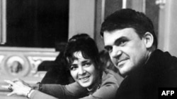 O escritor checo Milan Kundera posa com a sua mulher em Praga, a 14 de outubro de 1973.