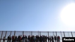 Un grupo de inmigrantes centroamericanos es detenido en las inmediaciones de El Paso, Texas, Estados Unidos, el 6 de marzo de 2019.
