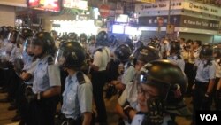 香港佔領人士在旺角佔領區砵蘭街與警方對峙 (美國之音海彥 拍攝)