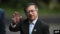 El presidente de Colombia, Gustavo Petro, saluda a su llegada a la ceremonia de toma de posesión de la presidenta electa de México, Claudia Sheinbaum.