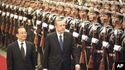 Primiyan kasar China Wen Jiabao, ta hannu hagu, tare da Firai Ministan Turkiyya Recep Tayyip Erdogan ta hannu dama, bayan ya isa birnin Beijing