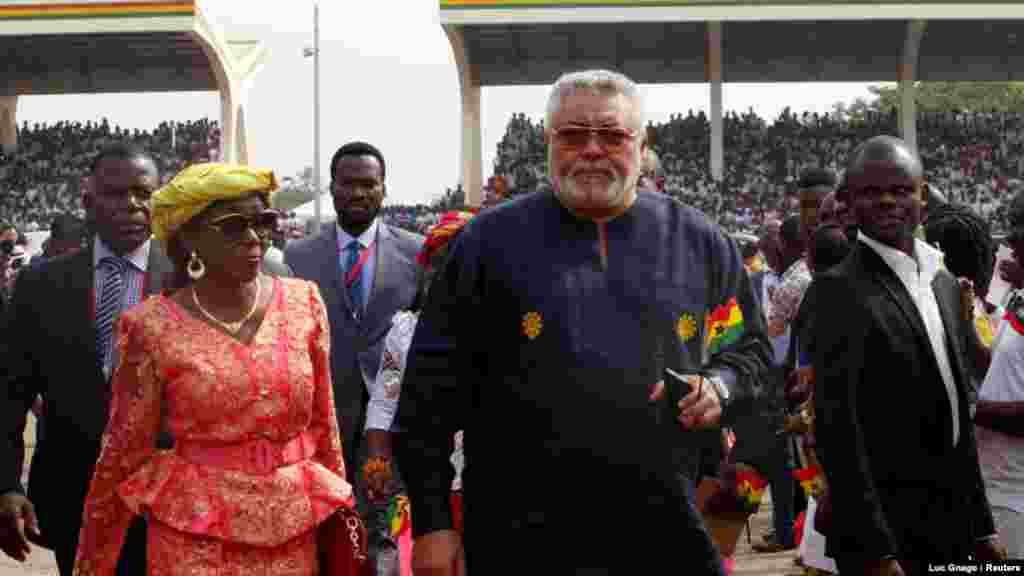 Rais wa zamani wa Ghana Jerry Rawlings awasili na mkewe Nana kuapishwa rais Nana Akufo