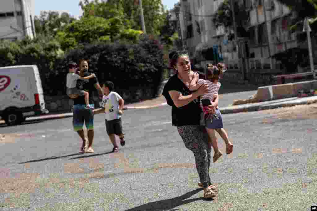 이스라엘 서부 아슈켈톤의 주민들이 가자지구에서 발사되는 미사일 경고 사이렌이 울리자 대피소로 피하고 있다.
