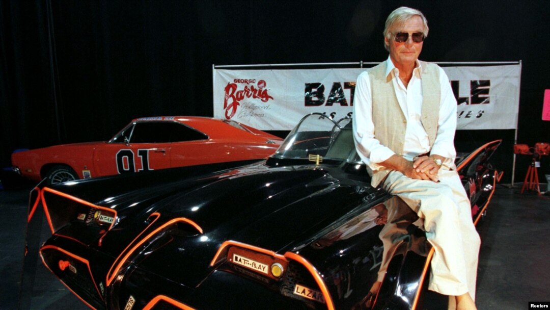 ARSIP - Aktor Adam West, yang berperan dalam seri televisi tahun 1960-an “Batman,” berpose di mobil Batmobile asli yang digunakan dalam film tersebut dalam ajang tahunan RetroFest, 14 Agustus di Santa Monica, California.
