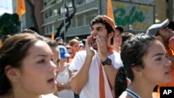 Universitarios venezolanos protestan contra el presidente Nicolás Maduro en Caracas. Jueves 3 de noviembre, 2016.