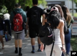 Mahasiswa berjalan di kampus Miami Dade College, di Miami, 23 Oktober 2018. (Foto: AP)