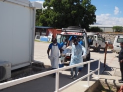 MSF staff transfer burn patients out of Drouillard hospital to Tabarre trauma center in Port-au-Prince, Haiti. (Photo: Avra Fialas/MSF)