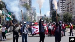 Profesores con fuegos artificiales durante una protesta de maestros para exigir un aumento de salarios y el rechazo al nuevo currículum escolar en escuelas públicas, en La Paz, Bolivia el lunes 6 de marzo de 2023. 