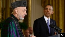 El presidente Barack Obama escucha a su contraparte afgana, Hamid Karzai, durante una conferencia de prensa en la Casa Blanca. Las relaciones entre ambos son cada vez más distantes.