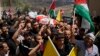 Los dolientes llevan el cuerpo del palestino Rasheed Mahmoud Sadah, de 23 años, quien fue asesinado durante un ataque perpetrado por colonos israelíes, durante su funeral en la aldea de Jit, en Cisjordania, cerca de Nablus, el viernes 16 de agosto de 2024.