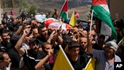 Los dolientes llevan el cuerpo del palestino Rasheed Mahmoud Sadah, de 23 años, quien fue asesinado durante un ataque perpetrado por colonos israelíes, durante su funeral en la aldea de Jit, en Cisjordania, cerca de Nablus, el viernes 16 de agosto de 2024.