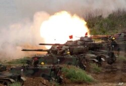 En esta foto del 2017, tanques M60A3 Patton disparan durante ejercicios militares en Taiwán.