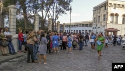 Workers leave the building of the Lonja del Comercio (Commerce Market) building after a quake in Havana on January 28, 2020. - A major 7.7 magnitude quake struck Tuesday in the Caribbean northwest of Jamaica.