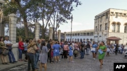 Para pekerja keluar dari gedung Lonja de Comercio setelah gempa mengguncang Havana, Kuba, 28 Januari 2020. (Foto: AFP)