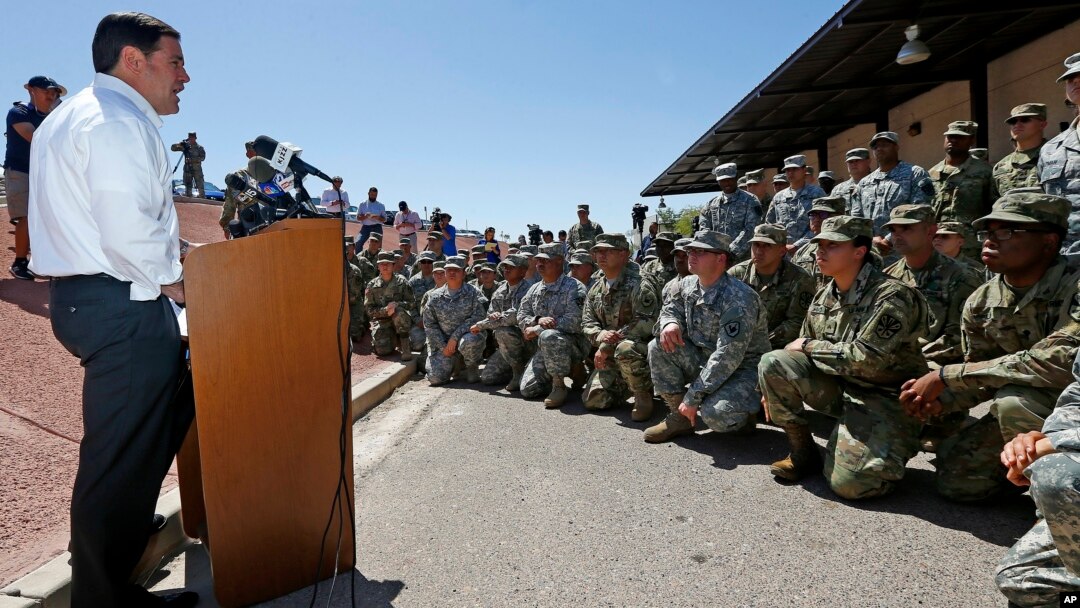 Gubernur Arizona Doug Ducey berbicara di hadapan tentara Garda Nasional Arizona sebelum ditugaskan ke perbatasan Meksiko, di Papago Park Military Reservation, Phoenix, 9 April 2018.