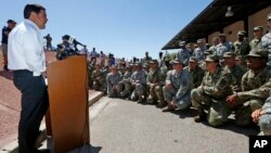 Gubernur Arizona Doug Ducey berbicara di hadapan tentara Garda Nasional Arizona sebelum ditugaskan ke perbatasan Meksiko, di Papago Park Military Reservation, Phoenix, 9 April 2018.