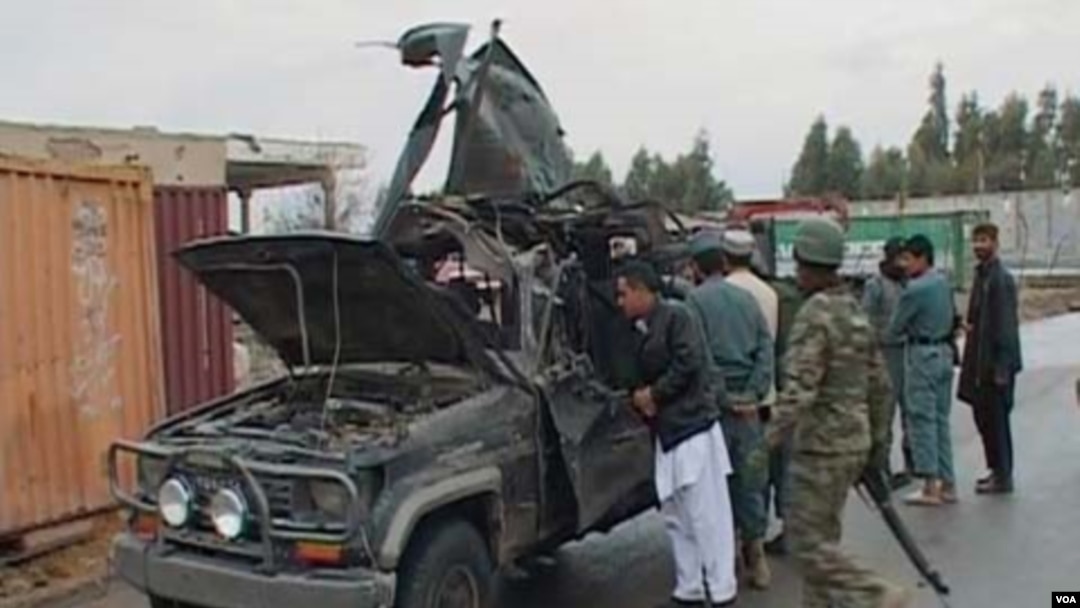Mobil Wakil Gubernur provinsi Kandahar, Abdul Latif Ashna yang hancur akibat serangan bom bunuh diri, Sabtu (29/1).