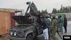 Mobil Wakil Gubernur provinsi Kandahar, Abdul Latif Ashna yang hancur akibat serangan bom bunuh diri, Sabtu (29/1).