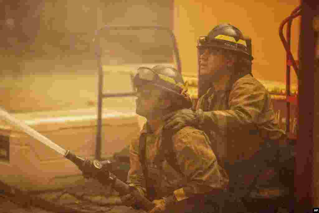 &ldquo;Esas ráfagas de viento erráticas arrojaban brasas a varios kilómetros por delante del incendio&rdquo;, dijo&nbsp;el jefe de bomberos Chad Augustin. Además,&nbsp;el sistema de agua de la ciudad estaba sobrecargado y se vio obstaculizado aún más por los cortes de energía.