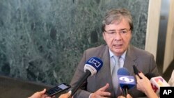 Canciller colombiano Carlos Holmes Trujillo habla con periodistas en la ONU sobre la situación entre Colombia y Venezuela. Foto de agosto 23 de 2018. 