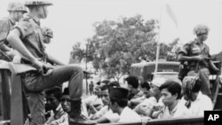 Para anggota organisasi pemuda yang berafiliasi dengan Partai Komunis Indonesia diangkut dengan truk ke penjara, 30 Oktober 1965.