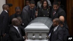 Les funérailles de Akai Gurley, 28 ans, un Noir tué par un policier blanc le 20 novembre 2014 à Brooklyn, New York.