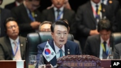 윤석열 한국 대통령이 2024년 10월 10일 라오스 비엔티안에서 열린 동남아시아국가연합(아세안) +3 정상회의에서 연설하고 있다.