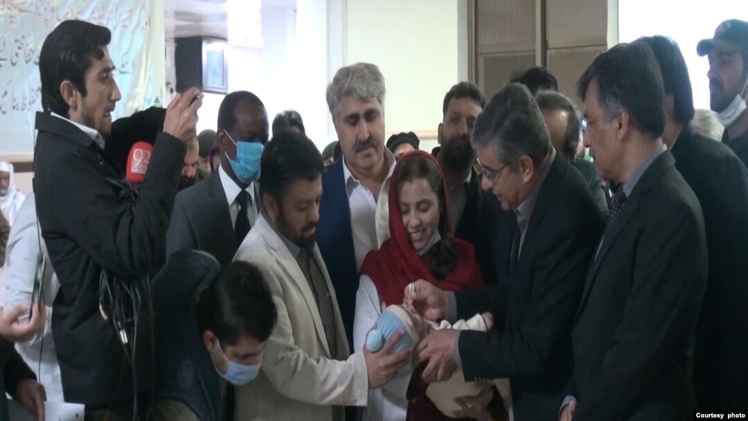 د خېبر پښتونخوا چیف سیکرټري ډاکټر شهزاد خان بنګښ په حیات آباد مېډیکل کامپلېکس کې ماشومانو ته د پولیو ضد څاڅکو ورکولو سره په رسمي توګه د کال 2021م آخېرنی پولیو مهم پرانسته وکړه