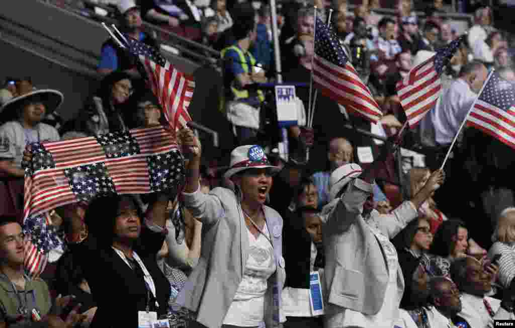 Para delegasi bersorak saat para anggota Kaukus Kongres untuk Kulit Hitam naik ke panggung pada hari ketiga Konvensi Nasional Partai Demokrat di Philadelphia, Rabu (27/7).&nbsp;(Reuters/Mike Segar)