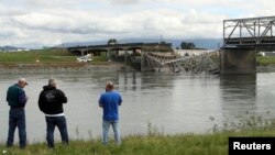 Puente sobre el río Skagit que colapsó luego del paso de un camión, según reporte de las autoridades. 
