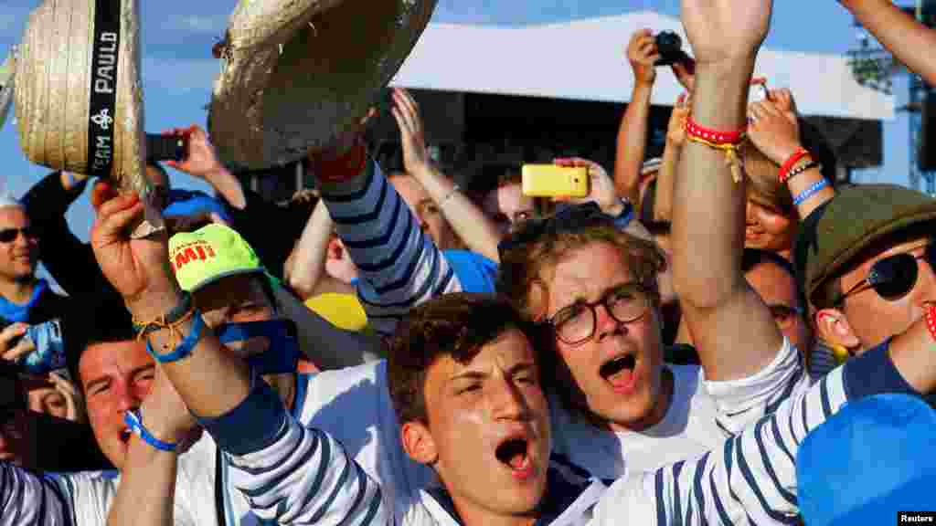 Le contenment des jeunes à l'arrivé de pape François lors de la Journée Mondiale de la Jeunesse, en Pologne 30 juillet, 2016.