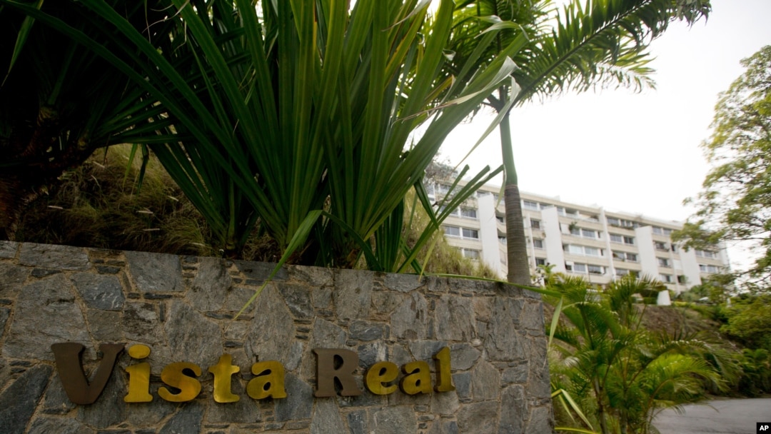 Entrada principal al complejo de edificios Vista Real, donde fue apuñalado un abogado estadounidense en Caracas, Venezuela.