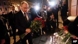 Presiden Rusia, Vladimir Putin, kiri, meletakkan bunga di tempat dekat stasiun kereta bawah tanah Tekhnologichesky Institut di St. Petersburg, Rusia, hari Senin, 3 April 2017 (foto: AP Photo/Dmitri Lovetsky)