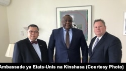 Jean-Pierre Bemba na bokutani na ntoma ya Amerika mpo na Grands Lacs, Peter Pham elongo na ntoma ya Amerika na RDC, Mike Hammer, na Kinshasa, 12 novembre 2019. (Twitter/Ambassade ya Etats-Unis na Kinshasa)