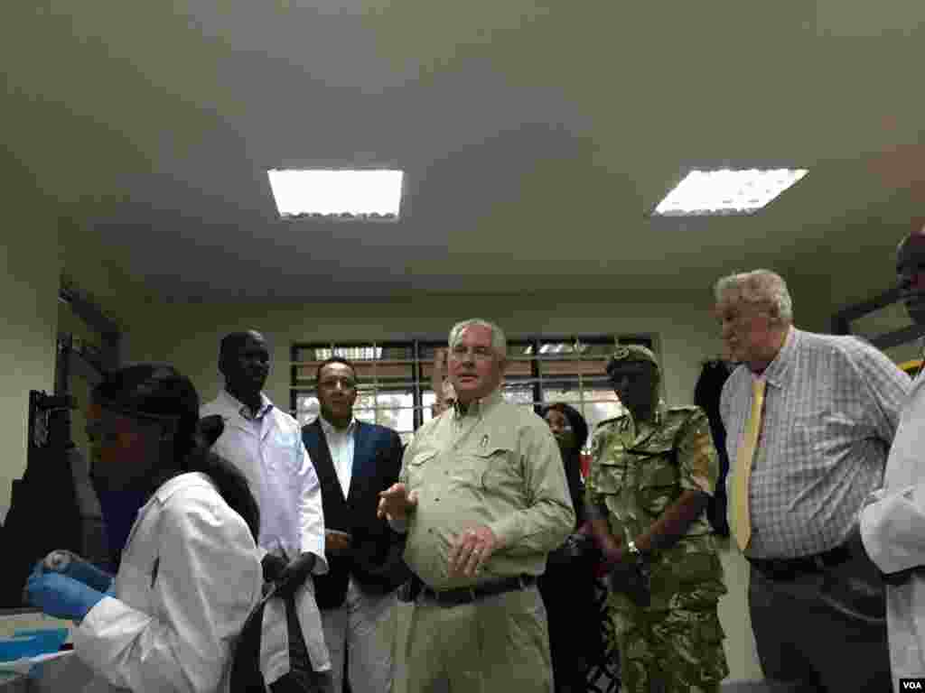Rex Tillerson atembelea maabara ya utafiti ya&nbsp; idara ya wanyamapori ya Kenya inayofadhiliwa na Marekani, March 11. (N. Ching/VOA)